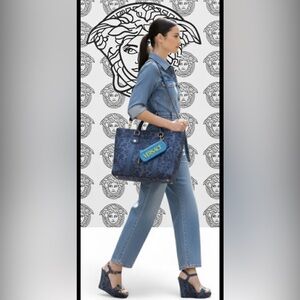 New Authentic Versace luxury designer signature rubber zipper sunglasses case